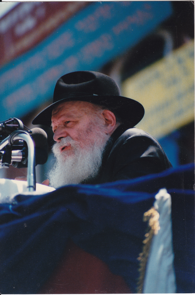 2. Menachem Mendel Schneerson war von 1950 bis zu seinem Tod 1994 der „Rebbe“ der Chabad-Bewegung, einer chassidischen Gruppierung im orthodoxen Judentum. War doch ganz einfach, oder?